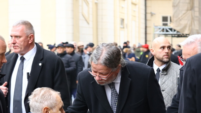 FOTO: Europoslanec Alexandr Vondra se zdraví s Milošem Zemanem.