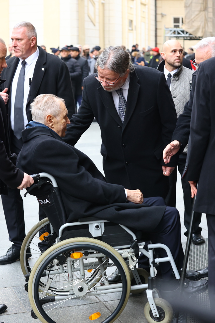 Europoslanec Alexandr Vondra se zdraví s Milošem Zemanem. 