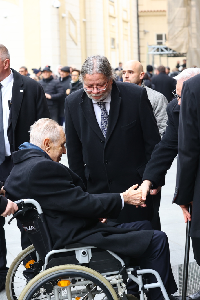 Europoslanec Alexandr Vondra se zdraví s Milošem Zemanem. 