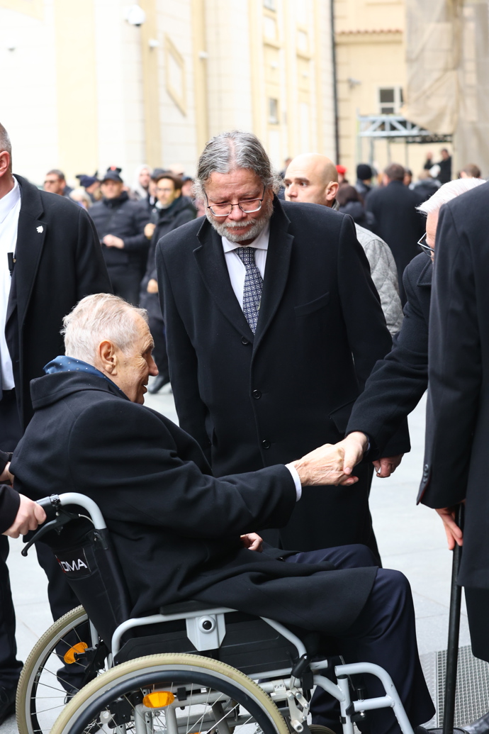 Europoslanec Alexandr Vondra se zdraví s Milošem Zemanem. 