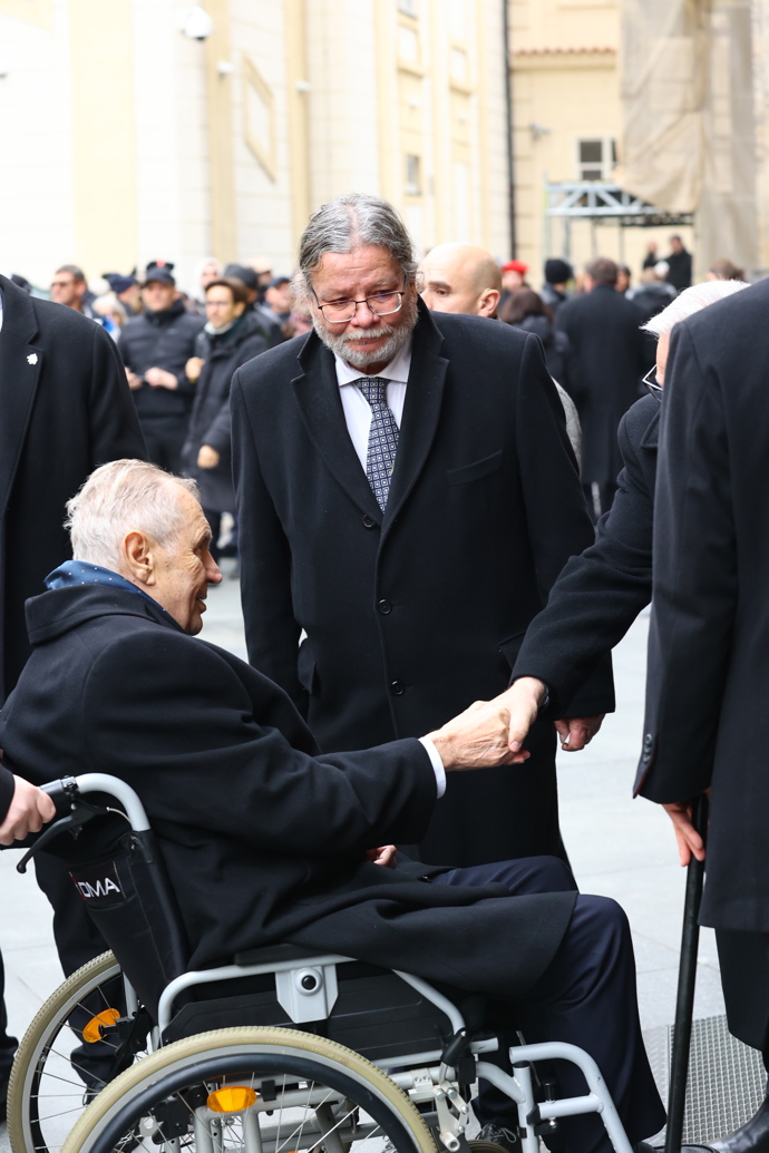 Europoslanec Alexandr Vondra se zdraví s Milošem Zemanem. 