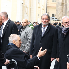 Europoslanec Alexandr Vondra se zdraví s Milošem Zemanem. 