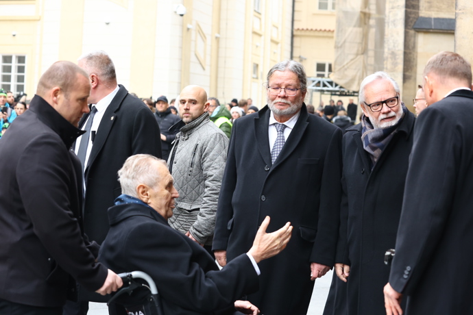 Europoslanec Alexandr Vondra se zdraví s Milošem Zemanem. 