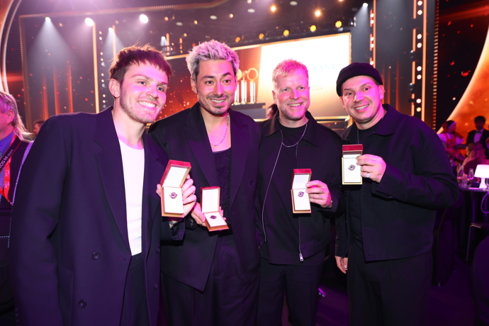 Mirai si odnáší bronzového slavíka.