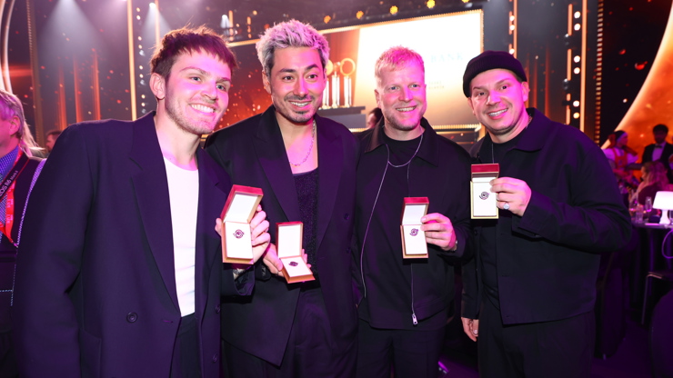 Mirai si odnáší bronzového slavíka.