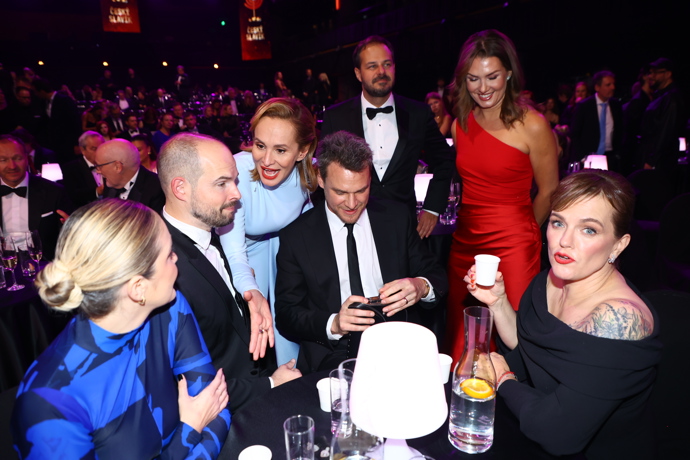 Monika Absolonová, Marta Jandová, Xindl X, Jan Maxián si dali s Vojtou Dykem panáčka. 