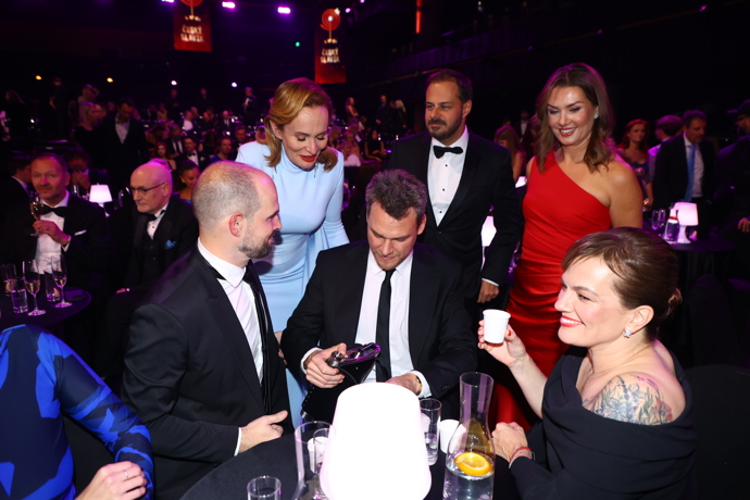 Monika Absolonová, Marta Jandová, Xindl X, Jan Maxián si dali s Vojtou Dykem panáčka. 