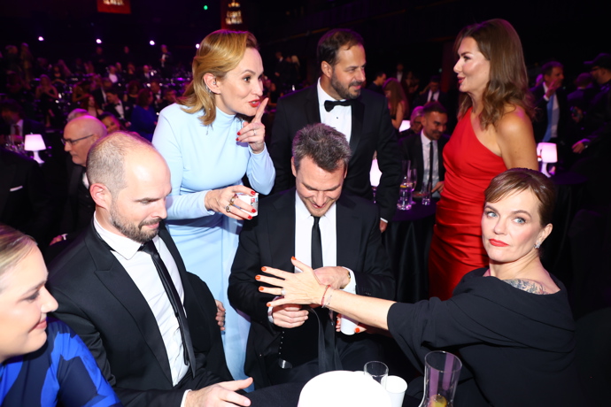 Monika Absolonová, Marta Jandová, Xindl X, Jan Maxián si dali s Vojtou Dykem panáčka. 