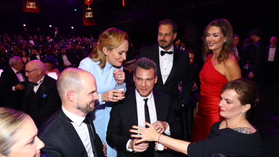 FOTO: U stolu Vojty Dyka je živo.