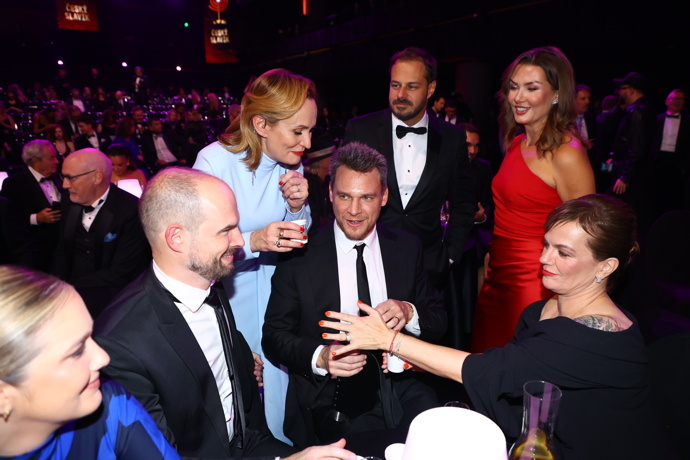 U stolu Vojty Dyka je živo.