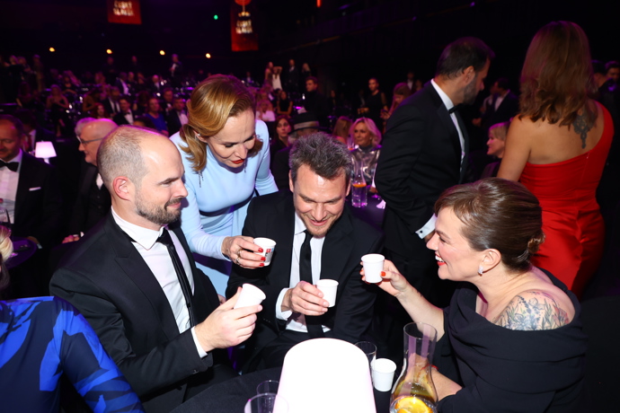 Monika Absolonová, Marta Jandová, Jan Maxián si dali s Vojtou Dykem panáčka. 