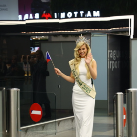 Natalie Puškinová při příletu.