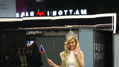 FOTO: Natalie Puškinová při příletu.