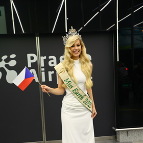 Natálie Puškinová po příletu zářila.