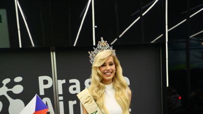 FOTO: Natálie Puškinová po příletu zářila.