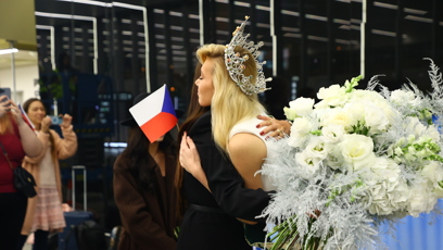 FOTO: Natálie Puškinová při vítání s Taťánou Makarenko.