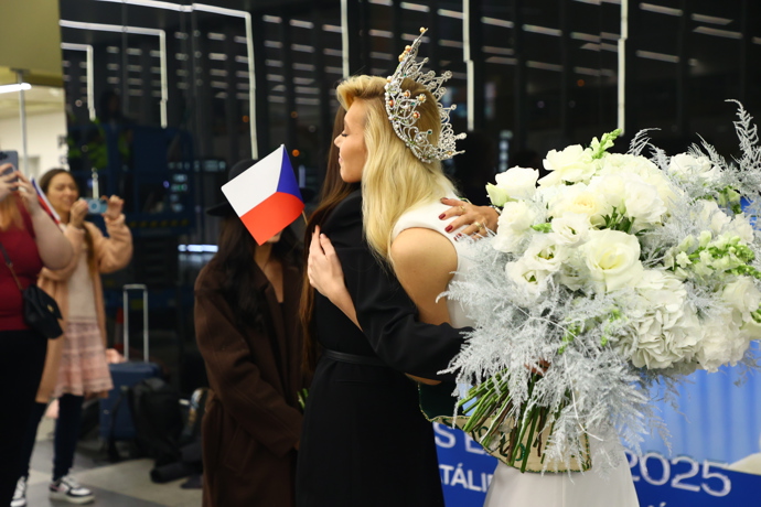  Natálie Puškinová při vítání s Taťánou Makarenko.