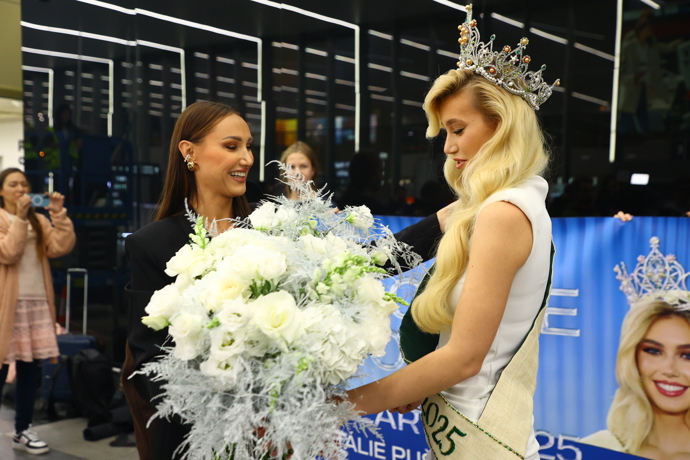 Taťána Makarenko darovala Natalii Puškinové kytici.