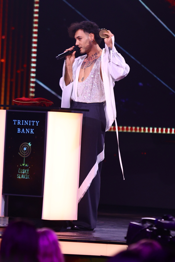 Renne Dang dal výhru na charitu.