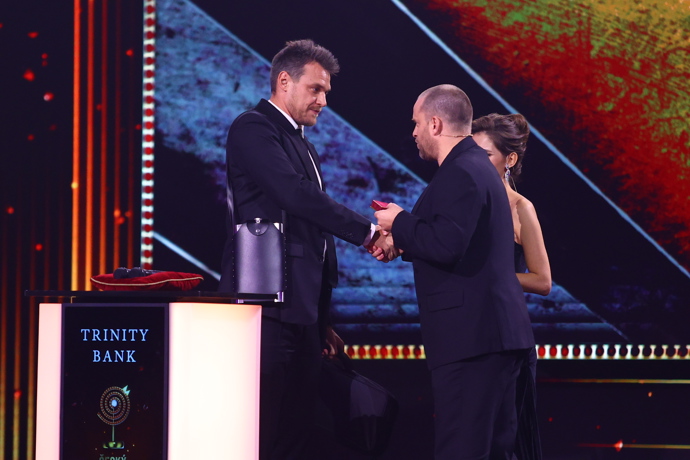 Vojta Dyk převzal cenu z rukou Jakuba Prachaře.