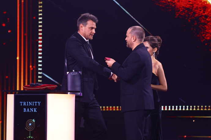 Vojta Dyk převzal cenu z rukou Jakuba Prachaře.