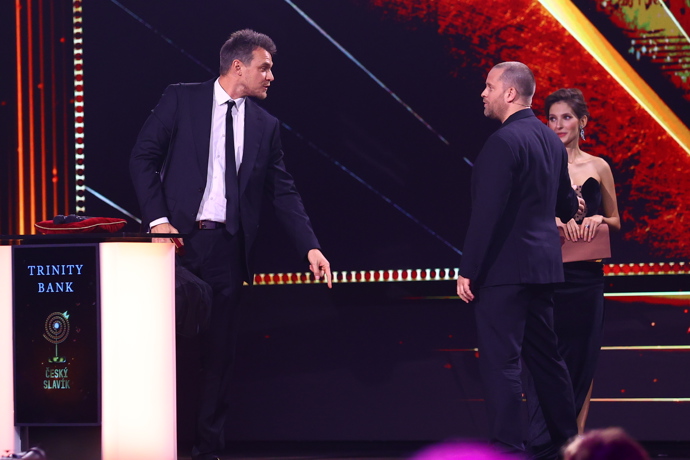 Vojta Dyk převzal cenu z rukou Jakuba Prachaře.