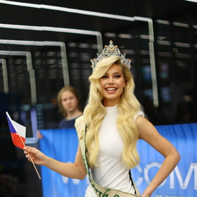 Vítězka světové soutěže Miss Earth 2025 Natálie Puškinová.