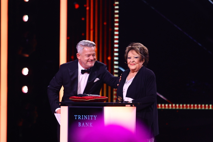 Jiřina Bohdalová předávala cenu.