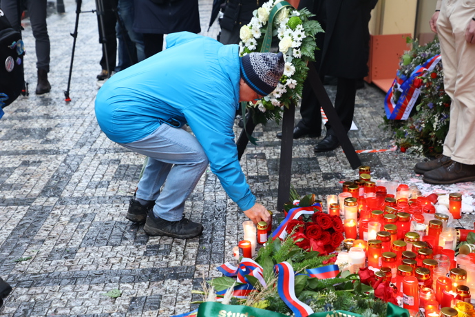 Položení věnců a květin na Národní třídě. 