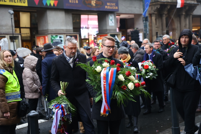 Položení věnců a květin na Národní třídě. 