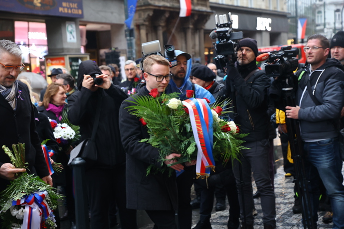 Položení věnců a květin na Národní třídě. 