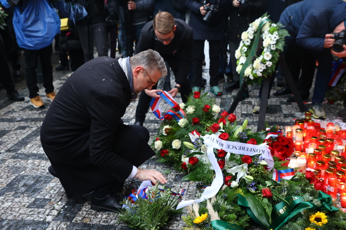 Položení věnců a květin na Národní třídě. 