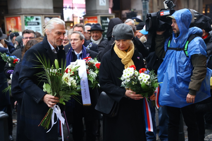 Položení věnců a květin na Národní třídě. 