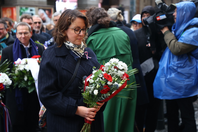 Položení věnců a květin na Národní třídě. 