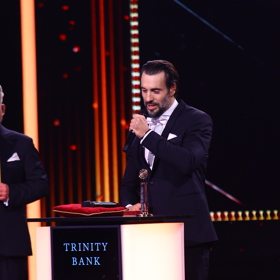 Václav Noid Bárta si odnáší zlatého slavíka.