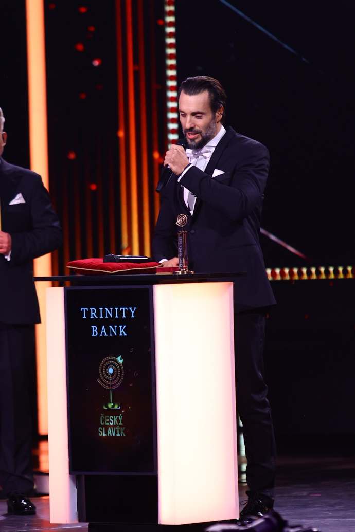 Václav Noid Bárta si odnáší zlatého slavíka.