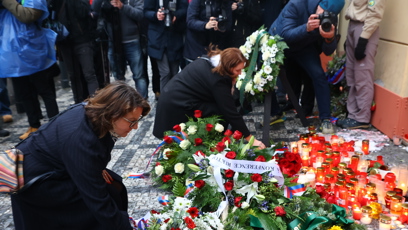 FOTO: Položení věnců a květin na Národní třídě.