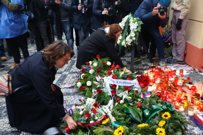 Položení věnců a květin na Národní třídě. 