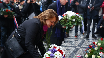 FOTO: Položení věnců a květin na Národní třídě.