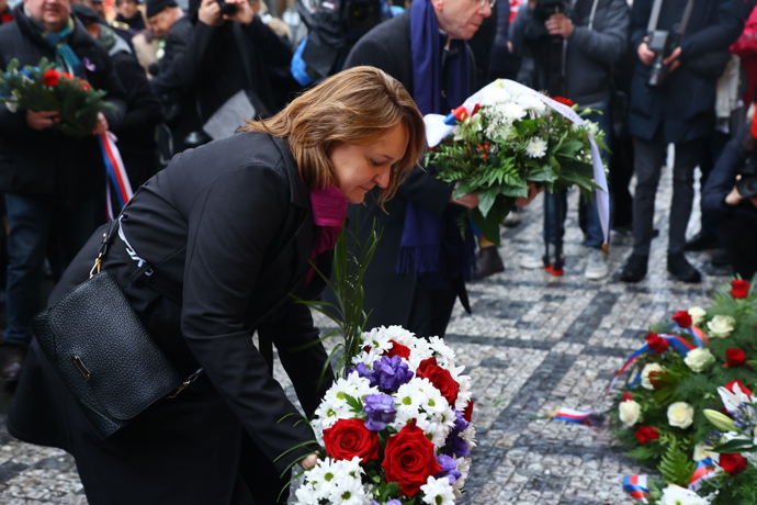 Položení věnců a květin na Národní třídě. 