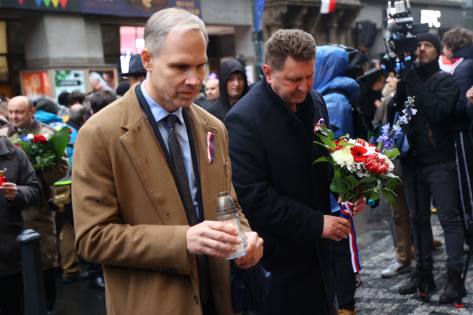 Položení věnců a květin na Národní třídě. 