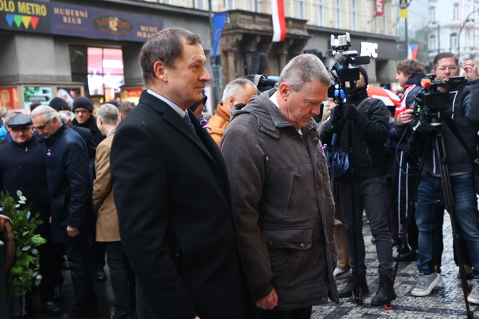 Položení věnců a květin na Národní třídě. 