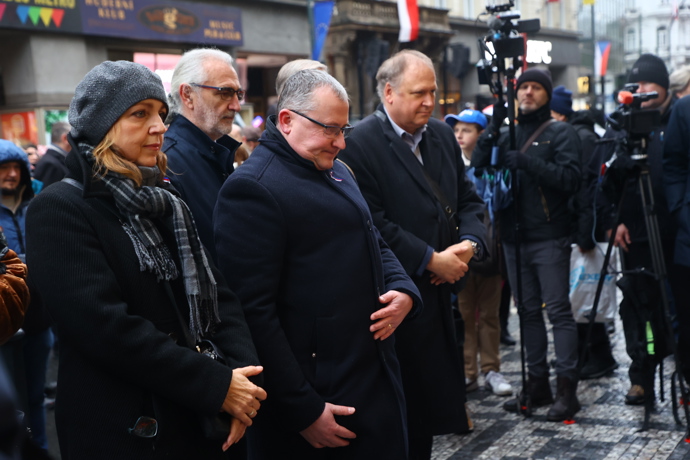 Položení věnců a květin na Národní třídě. 