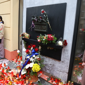 Zapálené svíčky na Národní třídě.