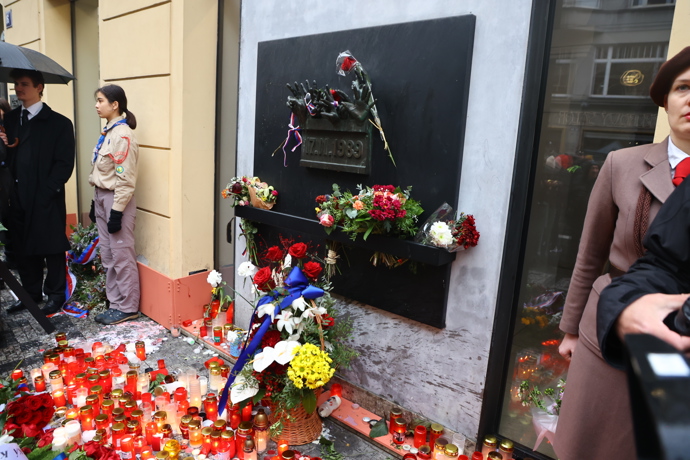 Zapálené svíčky na Národní třídě.