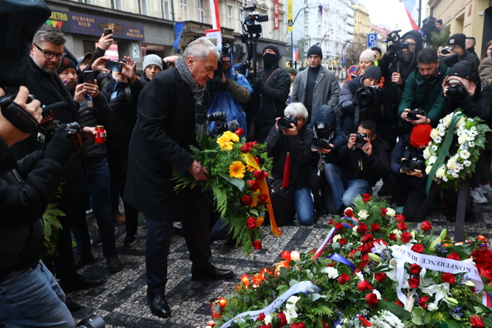 Politici na Národní třídě při příležitosti Dne boje za svobodu a demokracii.