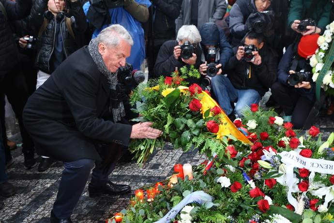 Politici na Národní třídě při příležitosti Dne boje za svobodu a demokracii.