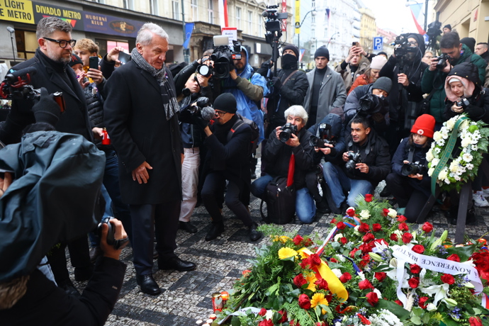 Politici na Národní třídě při příležitosti Dne boje za svobodu a demokracii.