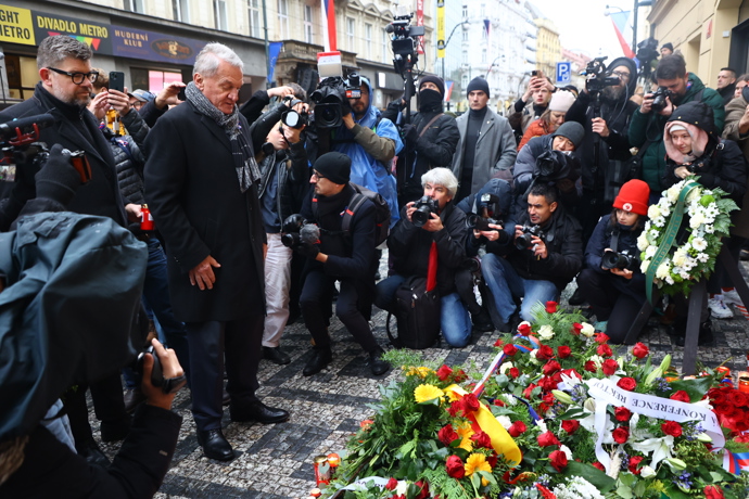 Politici na Národní třídě při příležitosti Dne boje za svobodu a demokracii.