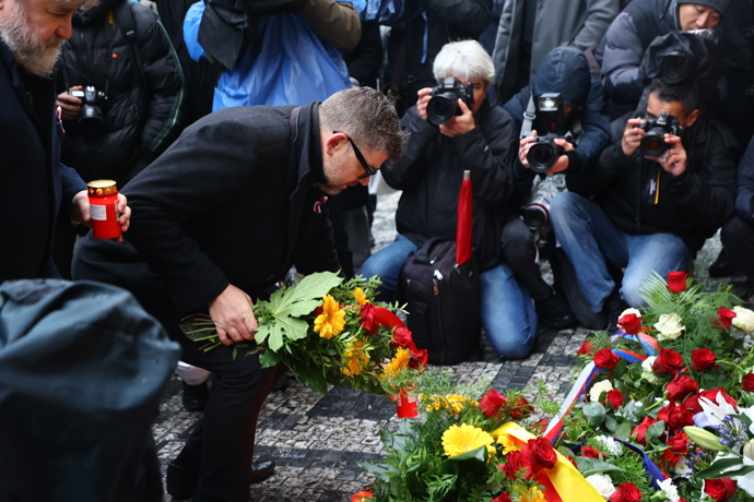 Politici na Národní třídě při příležitosti Dne boje za svobodu a demokracii.